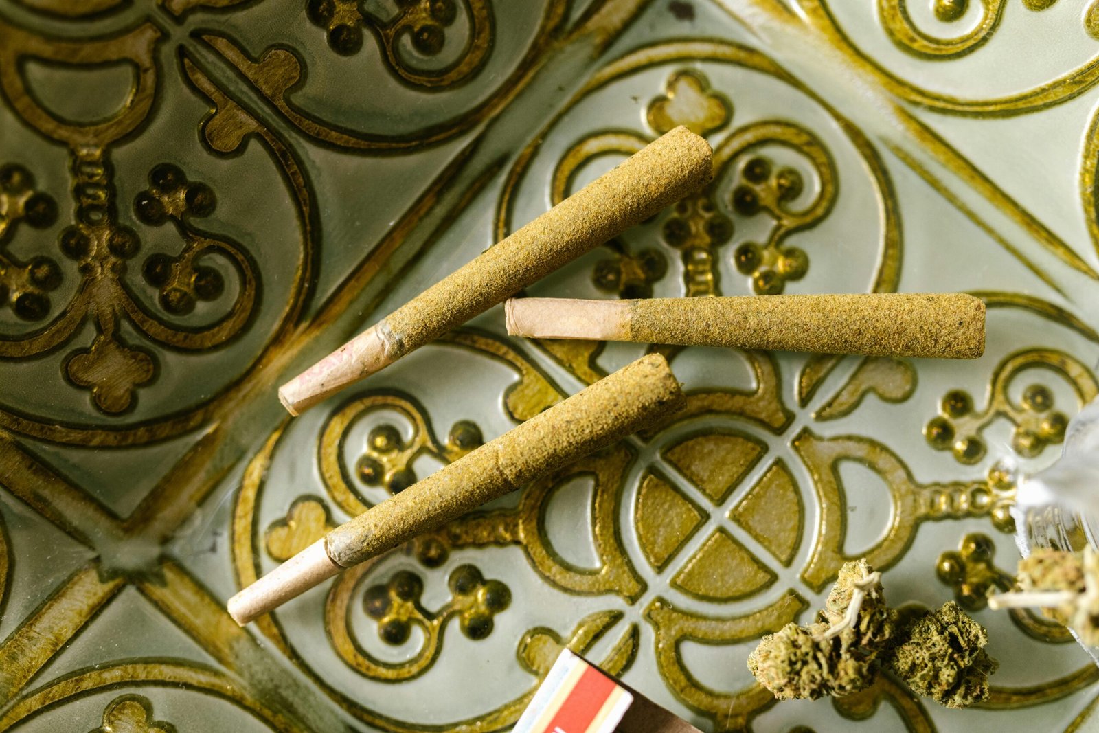 Joints auf Arabeskenkachel